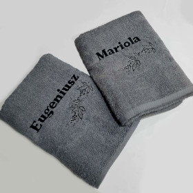 szare ręczniki z haftem na prezent z imionami